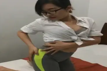 Cewek Kacamata Hot Ngentot Brutal Memek Basah Sampe Muncrat
